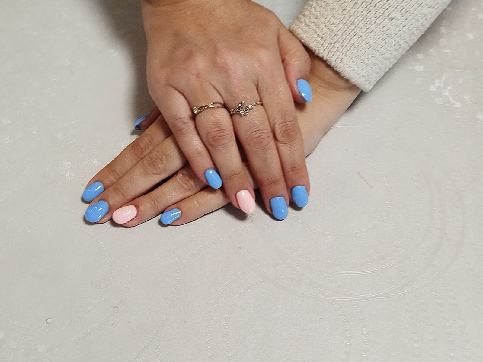 Pose de vernis longue durée dans les tons pastels rose et bleu