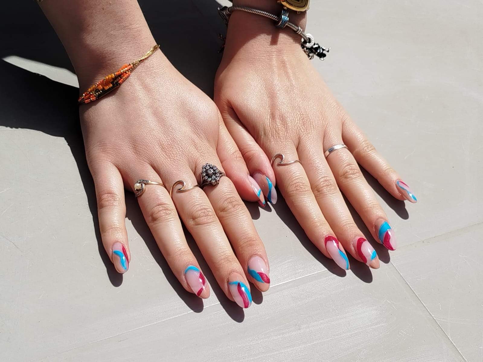 Rallongement ongles en gel avec nail-art au design moderne