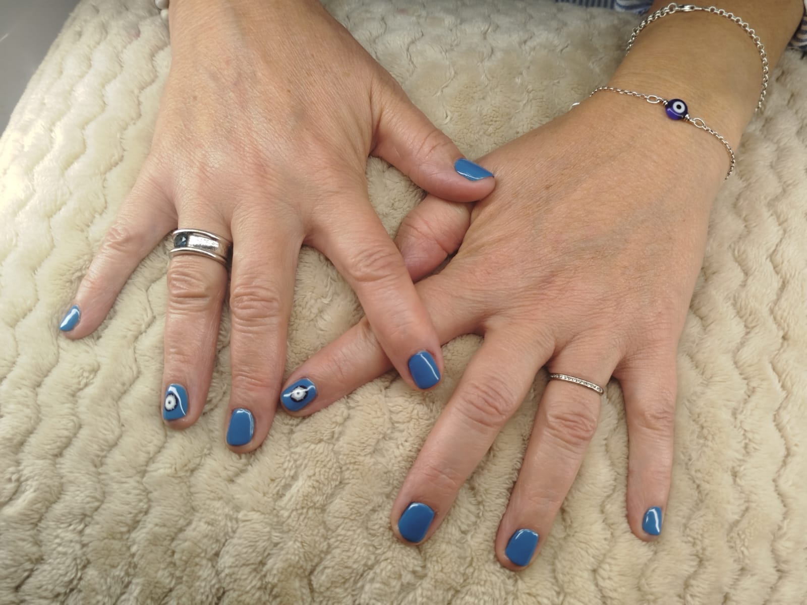 Vernis longue durée bleu azur avec nail art personnalisé sur ongles courts