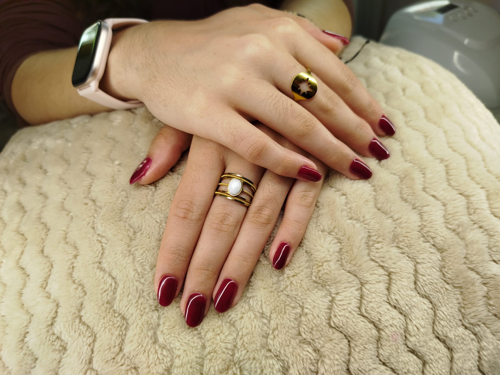 Manucure élégante rouge bordeaux sur ongles naturels avec gainage gel et finition brillante