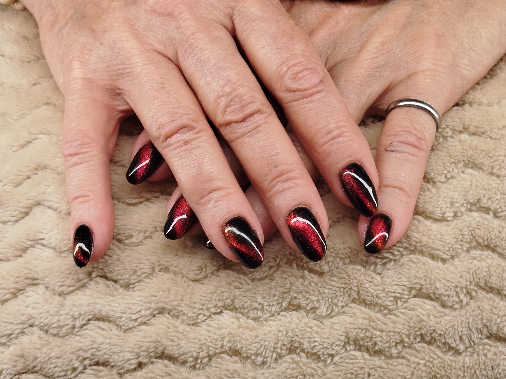 Vernis semi-permanent renforcé rouge et noir effet cat eyes et ongles en amande