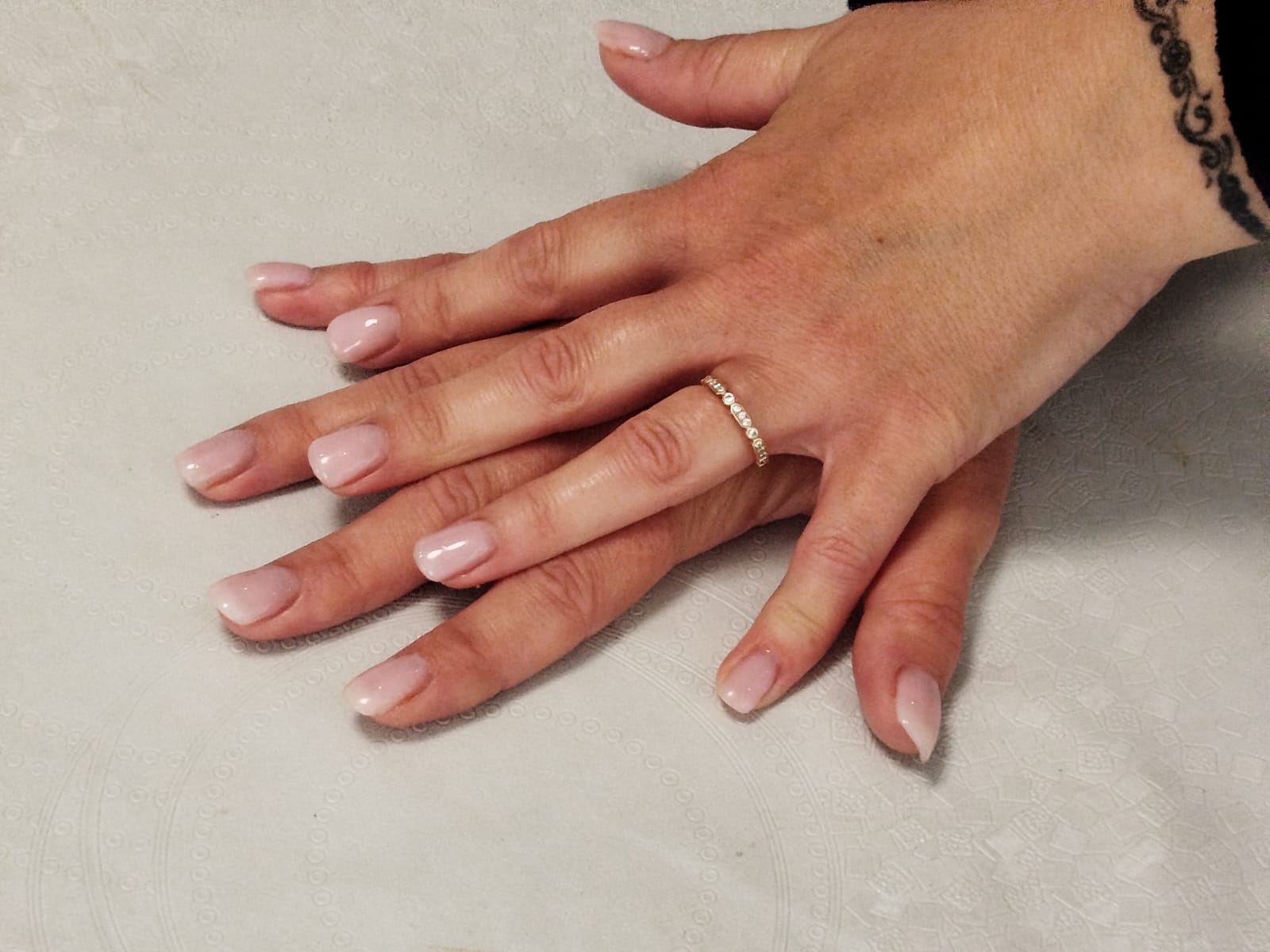 Vernis semi-permanent renforcé version nude avec léger baby-boomer
