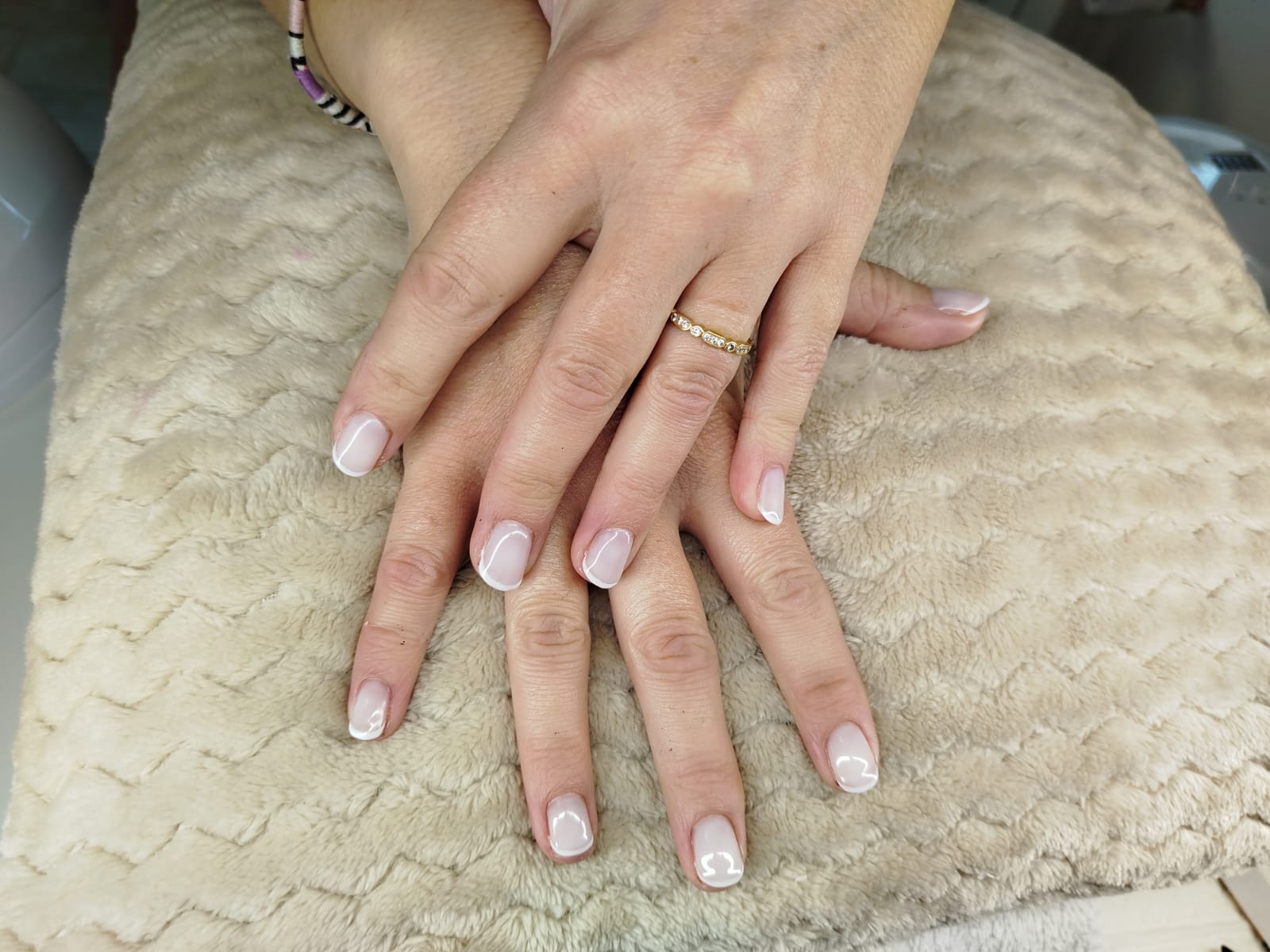 Vernis semi-permanent classique blanc laiteux finition french