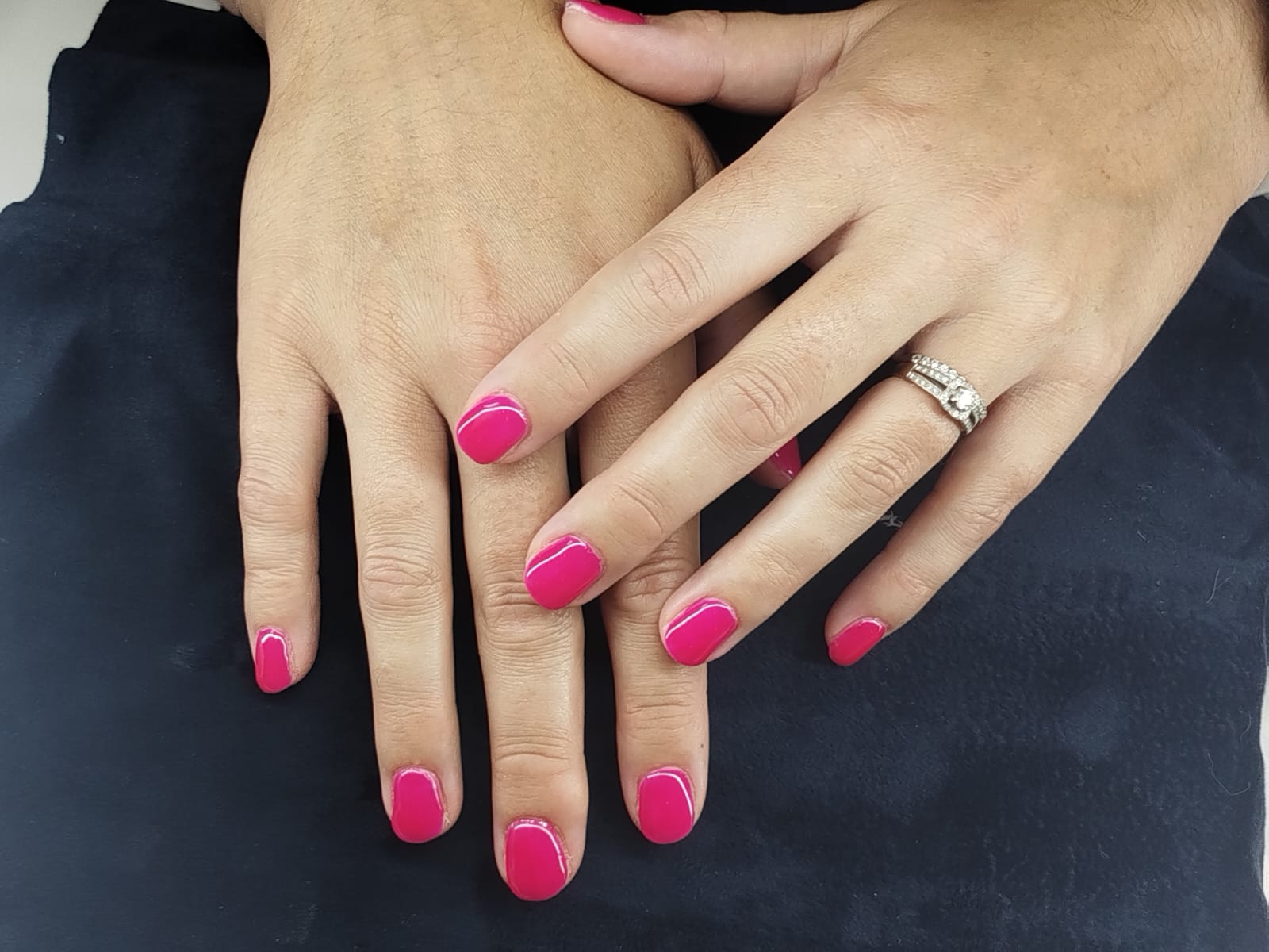 Manucure aux couleurs vives avec vernis semi-permanent aux pigments rose fuschia