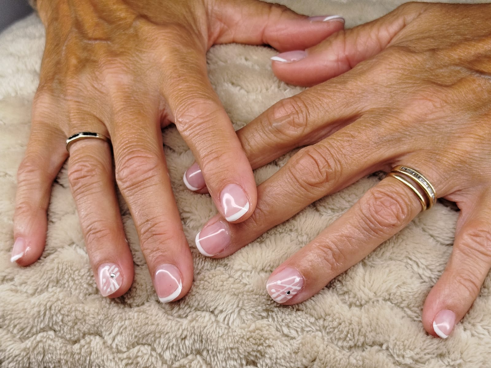 Pose de gel UV finition french et nail art sur ongle courts