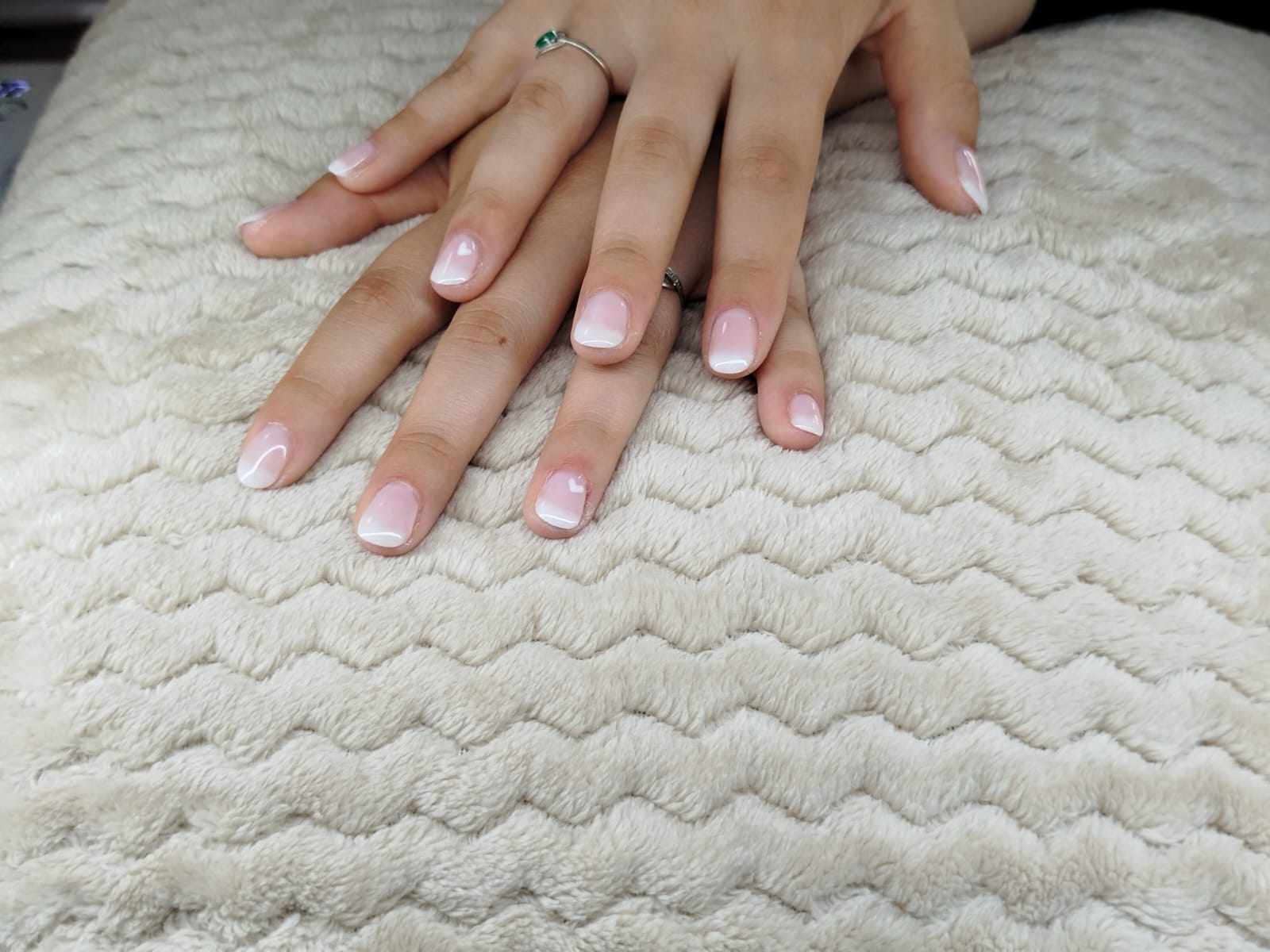Pose de vernis semi-permanent avec baby-boomer et top-coat brillant