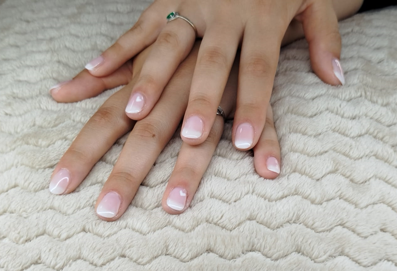 Pose de gel UV finition baby-boomer classique