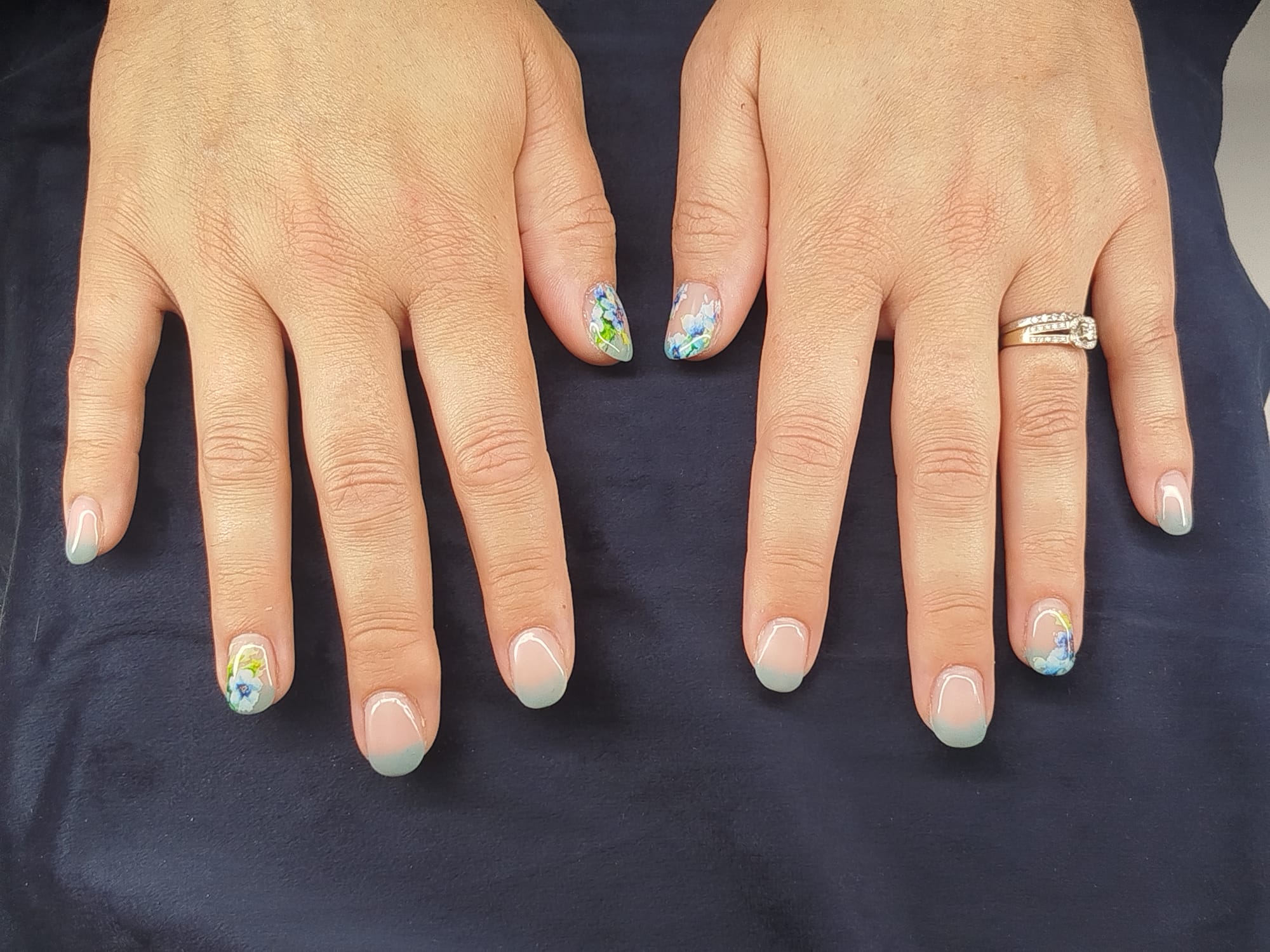 Ongles en gel UV avec baby-color bleuté et fleurs en foils