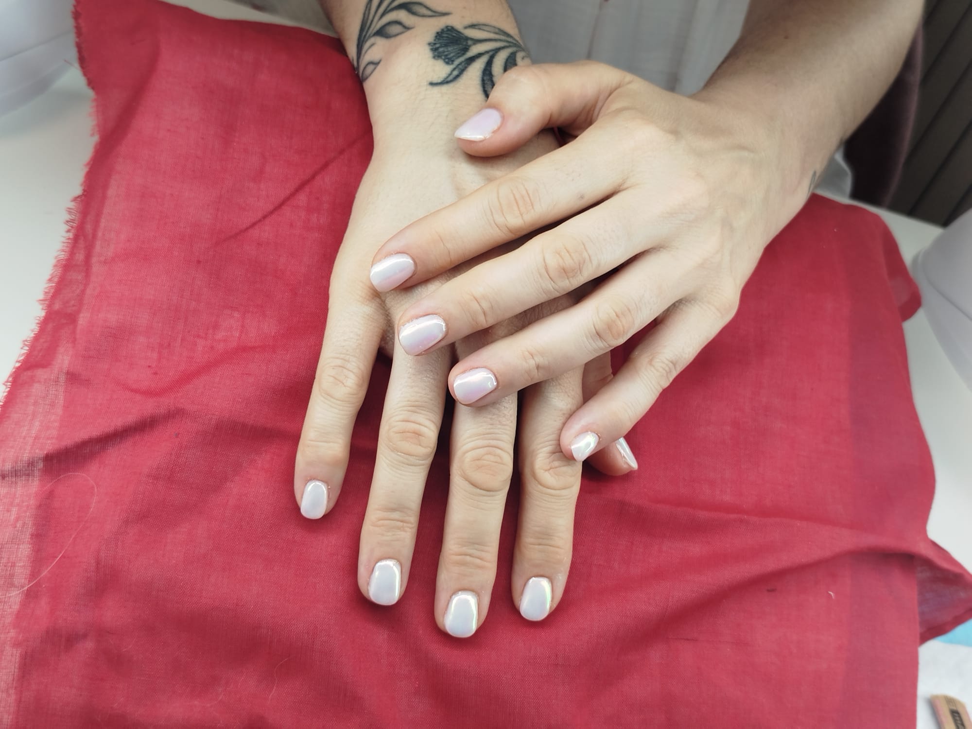Pose vernis semi-permanent effet chrome finition brillante