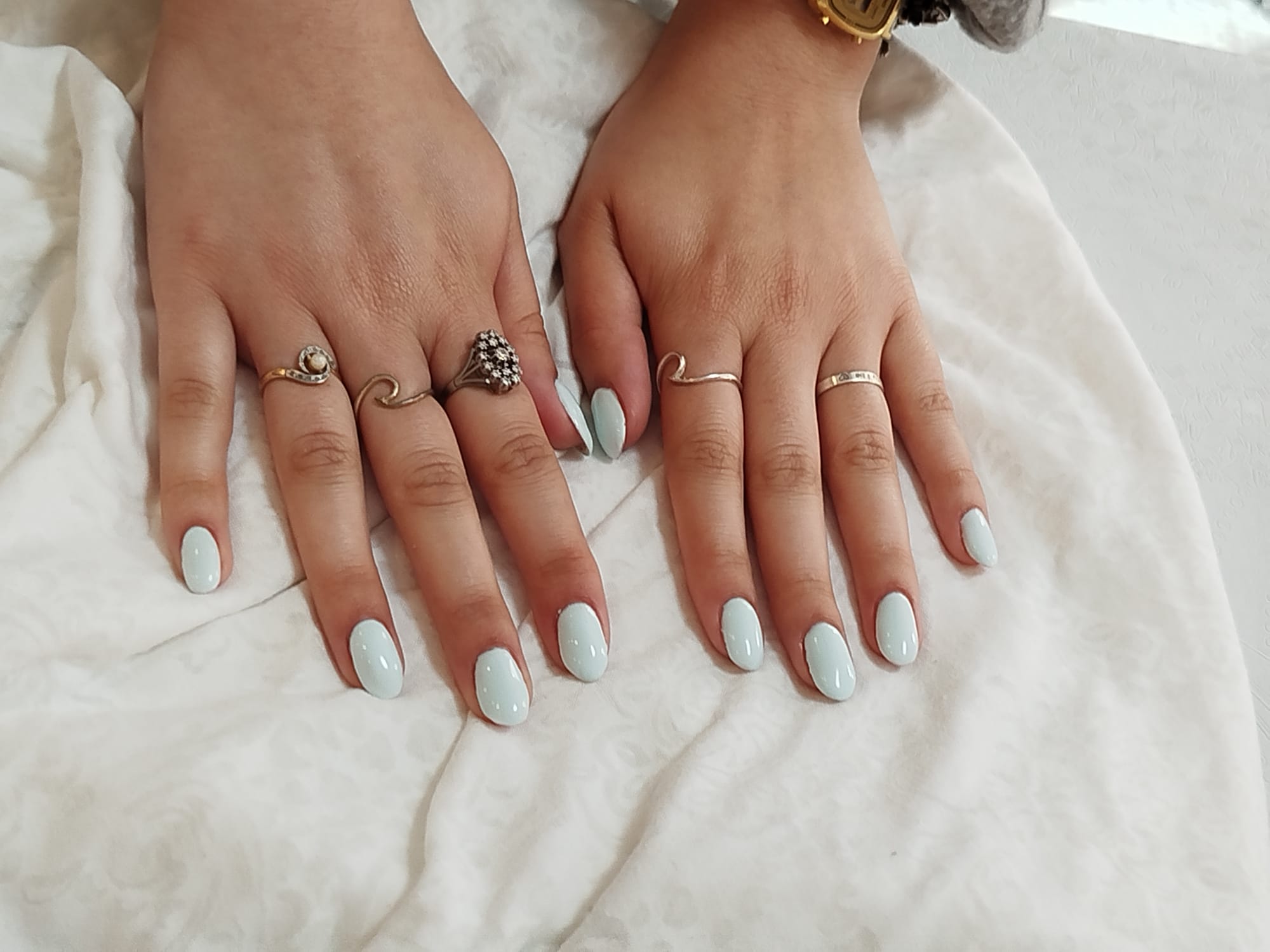 Vernis semi-permanent ton bleu pastel avec finition des ongles en amande