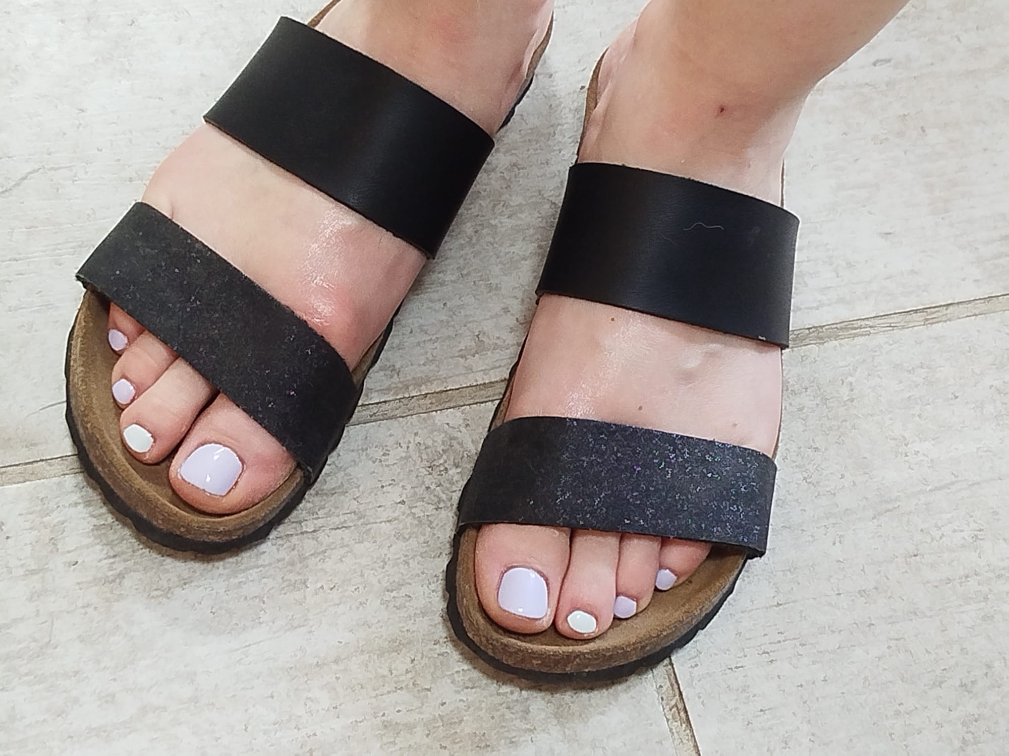 Pédicure avec pose de vernis semi-permanent parme tendance été
